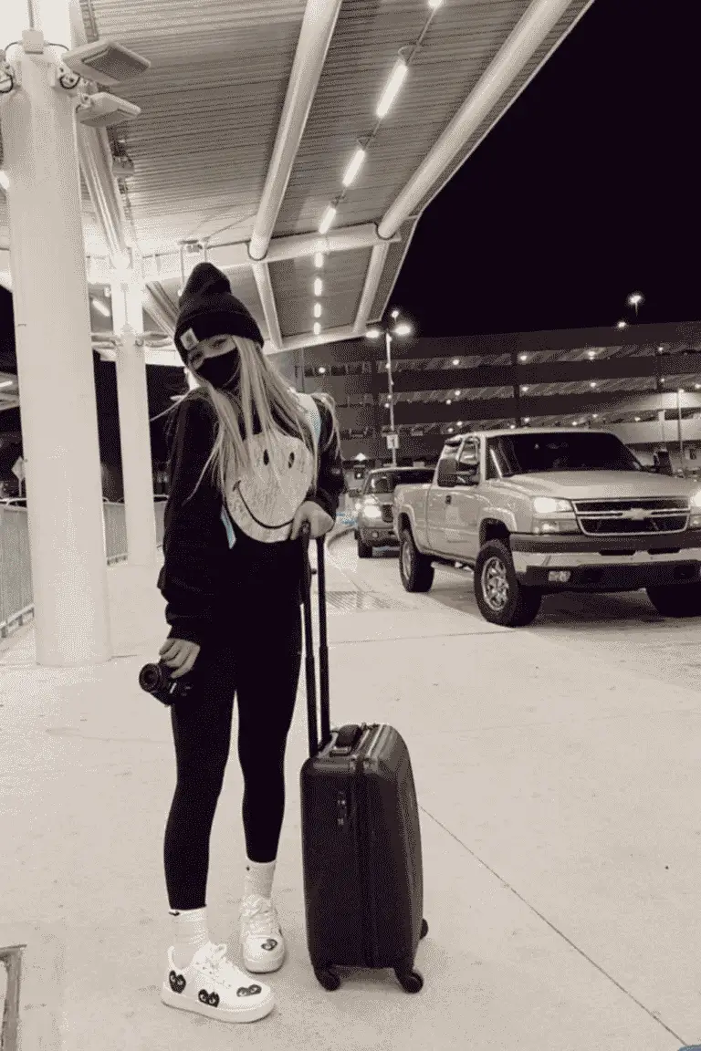 25 Cute Airport Outfits For Ladies In 2022.